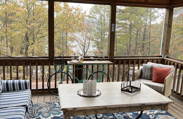 4-bedroom vacation home Lake Front with a Hot Tub Bunk House