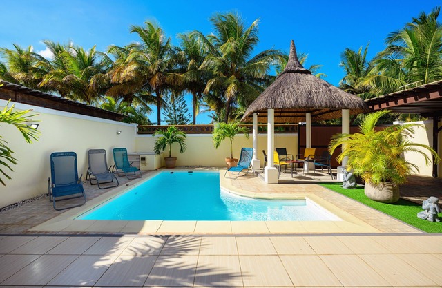 4 bedroom villa with swimming pool 300 m from the sea and 10 mn from grand baie