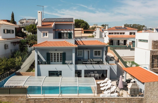 4-bedroom villa with heated pool and vineyard landscape cover in a quiet location