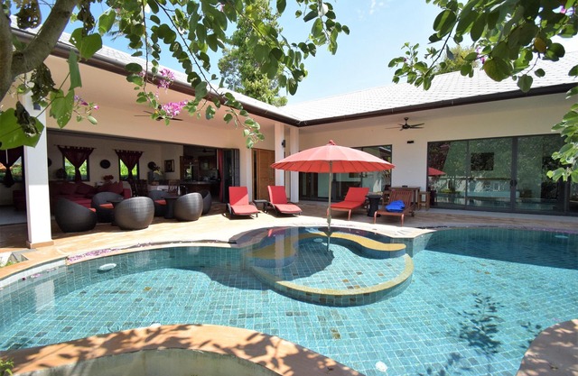 4 Schlafzimmer Villa mit privatem Pool in Walled Garden