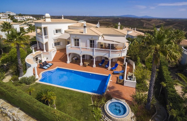 4 bedroom Villa with spectacular views, pool, jacuzzi, sauna, golf, tennis...