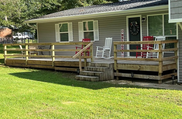 4-Bedroom w/ Pool (sleeps 12) 15 minutes to UA