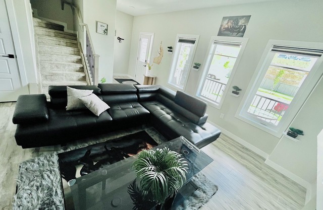 4 Bedroom3Full BathSingleHome with Dgarage14Min Airport and Edmonton South.