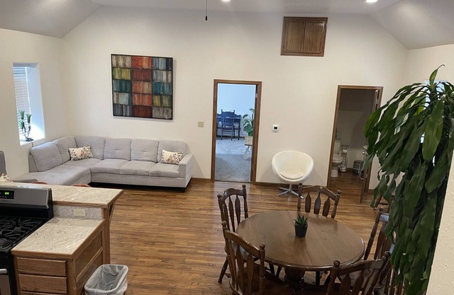 4 bedrooms 3 bath, Tranquil Home, Master suite & Jet tub, Mins from Hot Springs