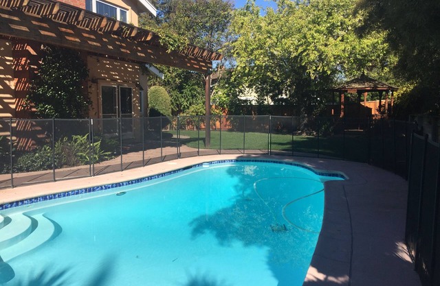 4 Schlafzimmer und 3 Badezimmer + Büro in Walnut Creek. Großer Garten mit Pool!