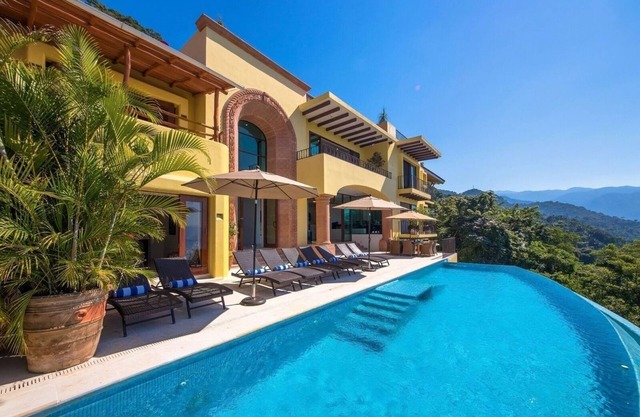 4 bedrooms - Conchas Chinas villa in Puerto Vallarta with views, infinity pool and staff