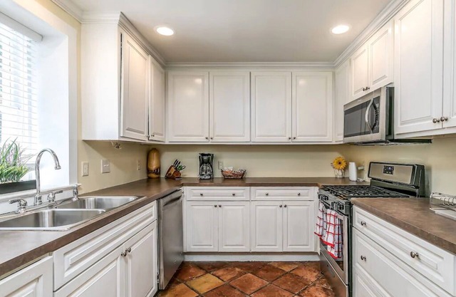 4 Bedrooms in Downtown - 2 Blocks to King Street - Free Parking