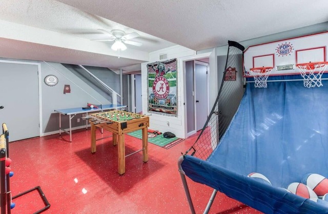 4 Bedrooms! Ping Pong, Basket Ball, Games, Large Covered Deck, Crimson House
