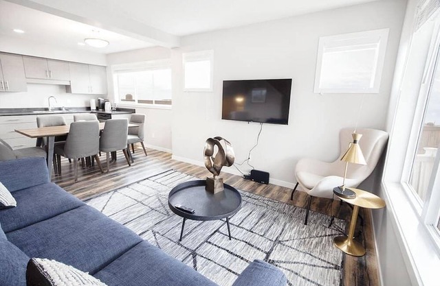 Delightful 4Bedroom Townhouse with Parking & Wi-Fi