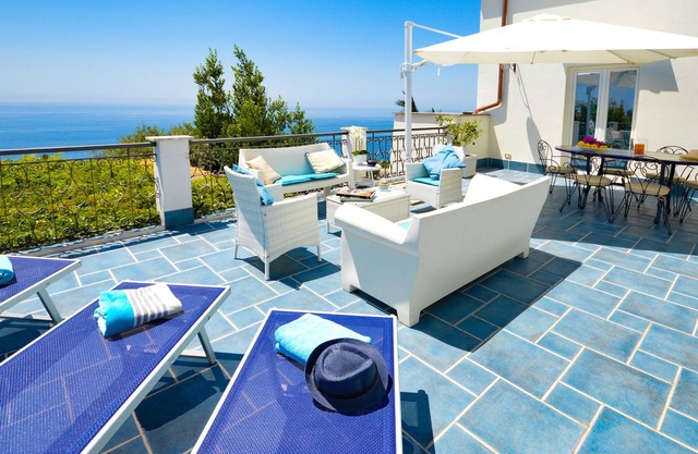 Villa mit Panoramaterrasse 10 Minuten vom Strand entfernt
