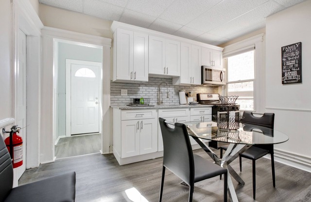 4 Bedrooms with easy access to NYC , Newark and The American Dream Mall .Parking