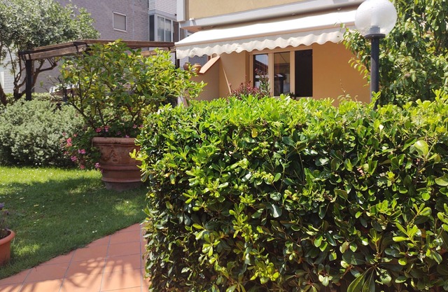 4 beds in a upstairs minisuite in a residential and quiet area