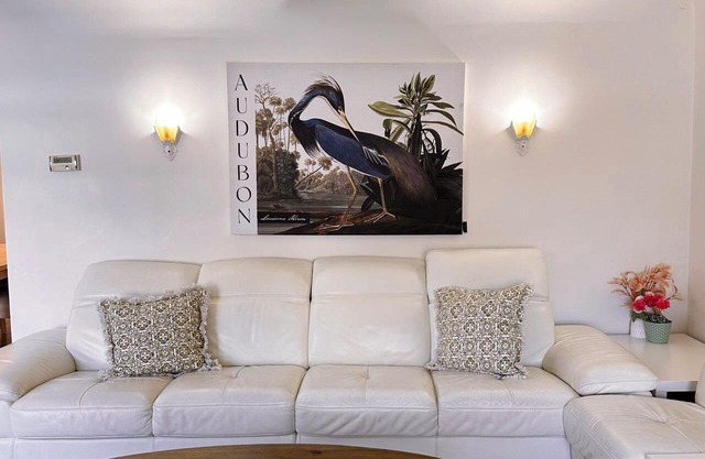 4 big bedrooms 2bathroom with tub and shower 6mins to airport 20mins to downtown