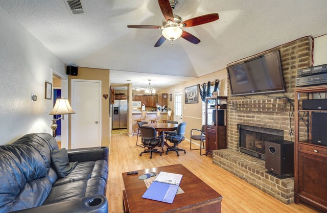 4 Blocks to AT&T Stadium: Home w/ BBQ-Ready Yard!