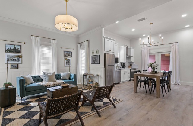 4 blocks to Riverwalk & Armature Works with 2 King Bedrooms plus Dreamy Porch