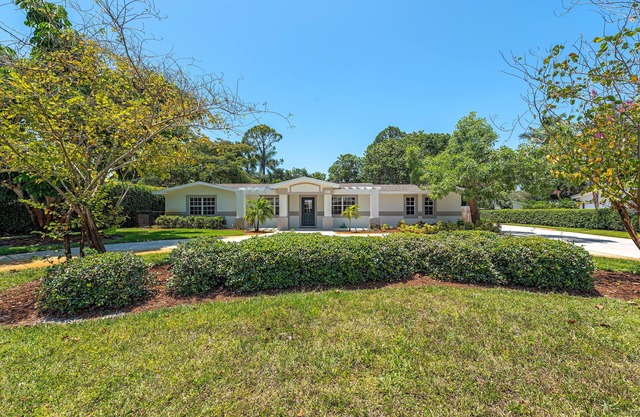 4 blocks to the Lowdermilk beach. Walk to movie theatre, mall and grocery store