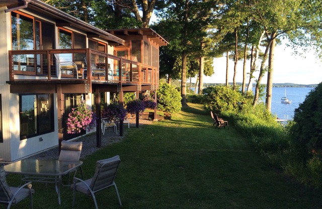 4 BR Burlington Lakefront Home mit Blick auf die Berge und eigenem Zugang zum See!