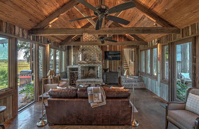 4-BR Hatcher House w/ docks, pool, & private firepit on Emma's Driftwood Farm