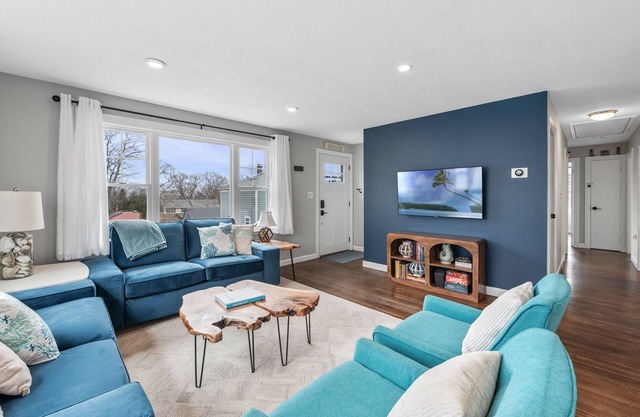 4 BR Home l Walk to Beaches & Downtown l Reserved Parking & Beach Gear included