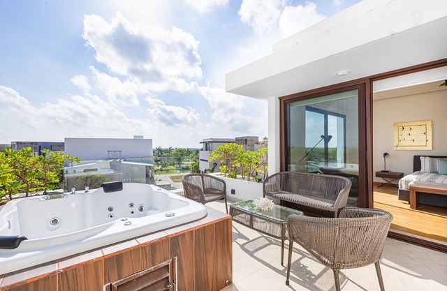 4 BR house- Beach, Private pool&jacuzzi