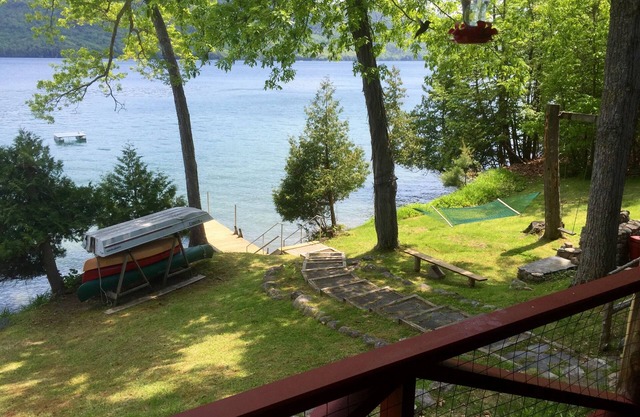 4 Br Lake George Waterfront Home mit Dock, Schaukelveranda und spektakulärer Aussicht