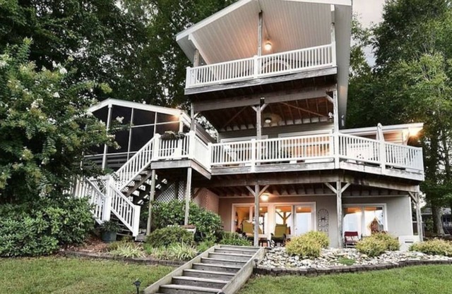 4-BR Lakefront Home with Amazing Views