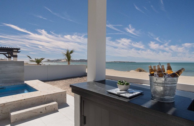 4 BR Luxurious Ocean front Casa Estrella in Islas del Mar