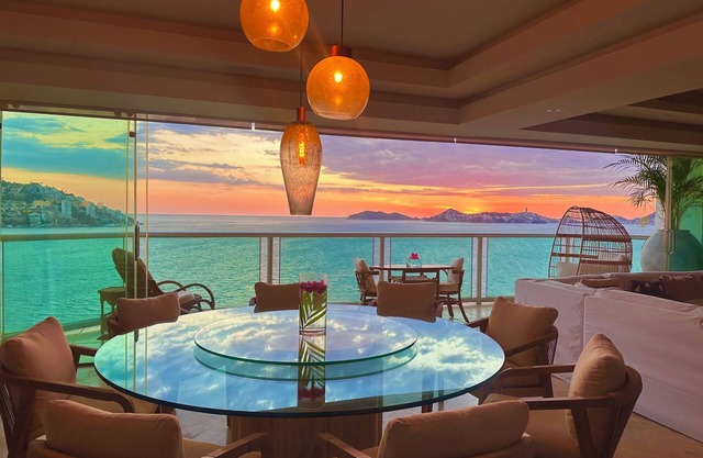 4 BR Luxury beachfront apartment in Acapulco Bay.