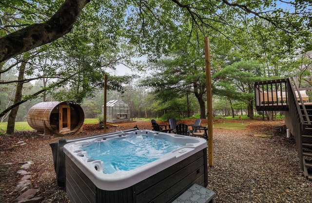 4 Br Mtn Cabin! Sauna~Hot Tub~Fire Pit~Putt Putt