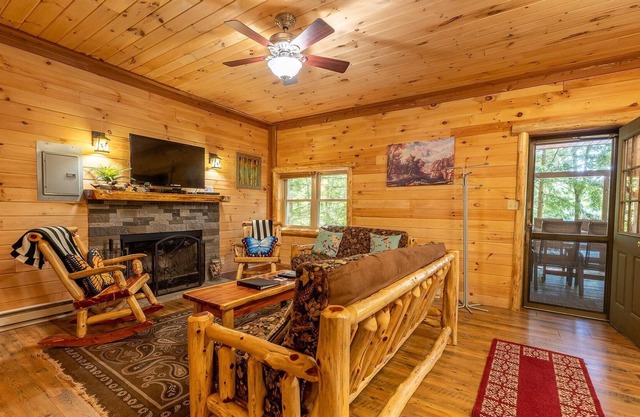 4 BR Perfect for Families or Couples Traveling Together! Cedar Furniture & Trim