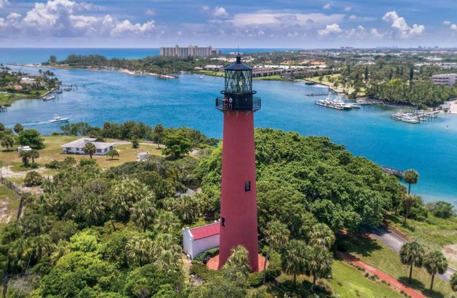 4 BR | SLEEP 10 | PRIVATE GUEST SUITE | HEATED POOL | NEAR BEACHES, WATERPARK & PGA