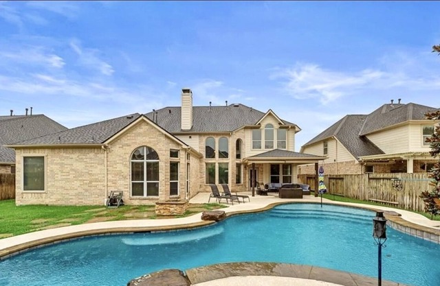 4 bedroom Spacious Villa w/ 12 months Heated Pool ,Patio,Jacuzzi and Backyard