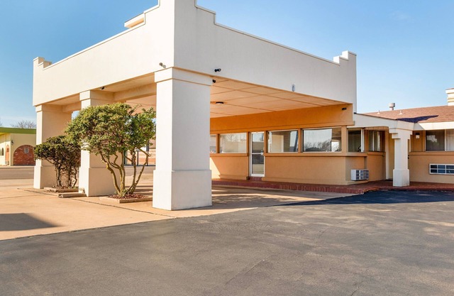 4 Budget-Friendly Units! FREE Parking, Minutes to National Route 66 Museum