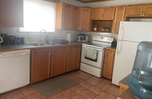 4 Season Cozy Rustic Loft Cabin along Last Mountain Lake. Pet friendly.