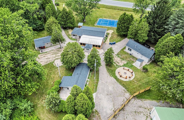 4-Cabins | Pickleball | Hot Tub | Sauna | Fire Pit | Heated atrium