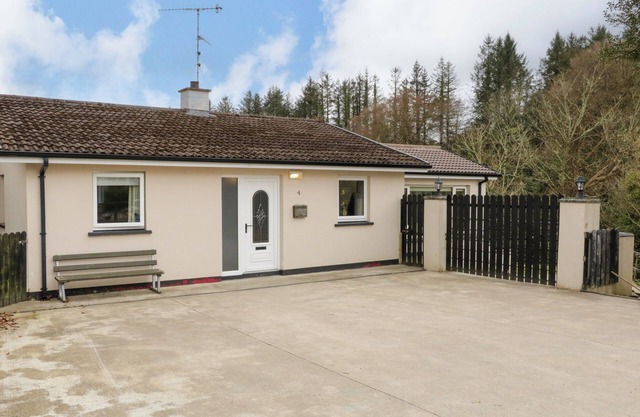 4 CARLTON COTTAGES, pet friendly, with hot tub in Enniskillen