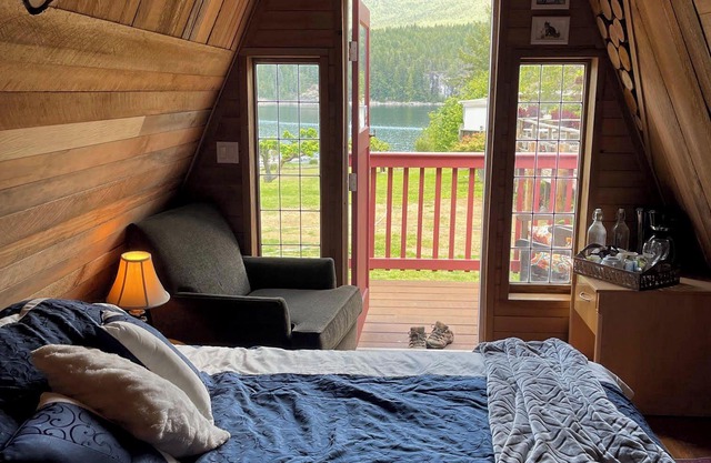 4 Coastal Cabins & Suite for exploring the Sunshine Coast of BC