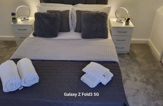 4 DOUBLE BED TOWN HOUSE, NEAR YORK HOSPITAL AND CITY CENTRE SLEEPS 8