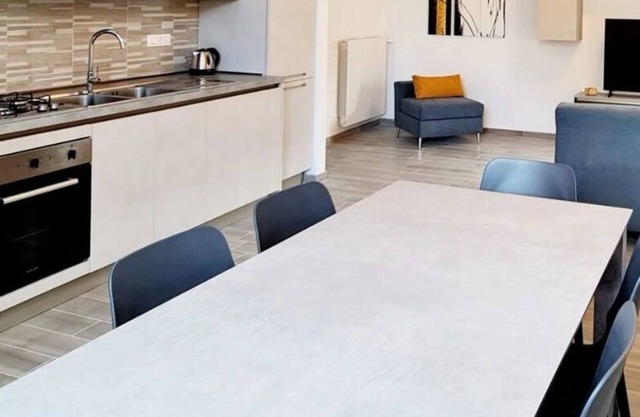 *4 double rooms *equipped kitchen, *2 smart Tv rooms *air conditioning