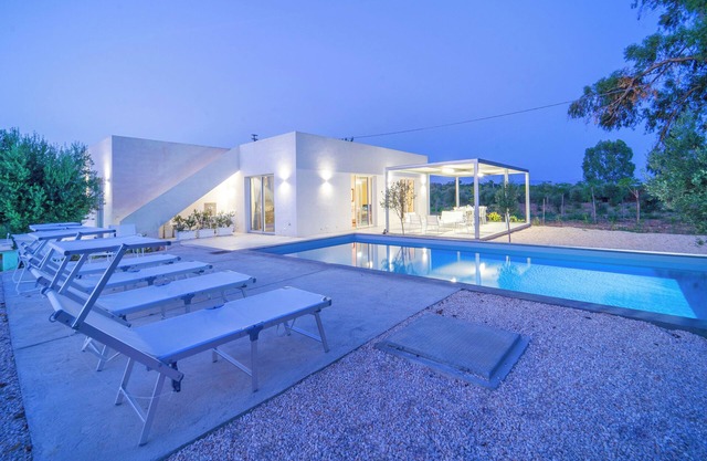 4 en-suite, 3 km from Nature Reserve sandy beach, swimming pool, prestigious