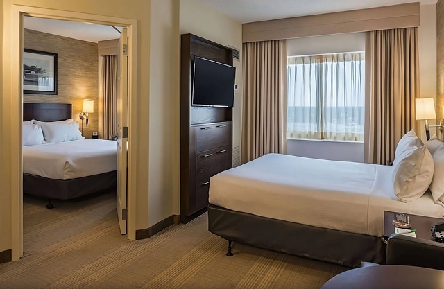 4 Family-friendly Units, Pets are Welcome, Complimentary Airport Shuttle!