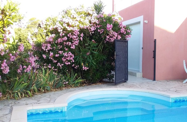 Beschriftetes 4 * Ferienhaus, klimatisierter, beheizter Pool, 2 bis 4 Personen.