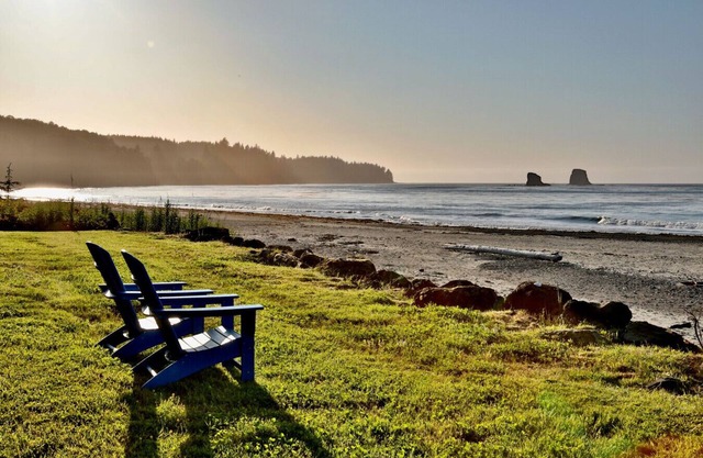 4 guest · Eddie Bauer's former Beachfront Cottage