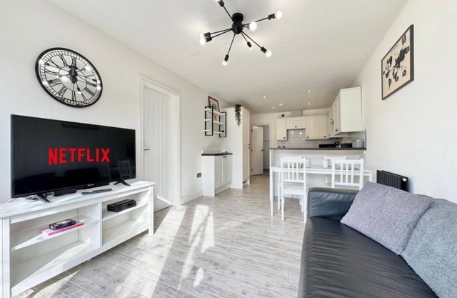 4 Guests - 2 Bedrooms - Parking - 9min City Centre