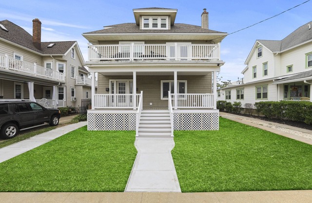 4 Houses from the Beach!! 7 bedroom 4 bath house.