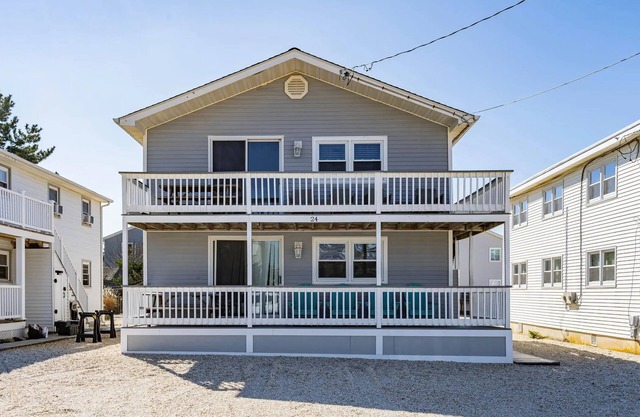 4 Houses to the beach - Updated Duplex -