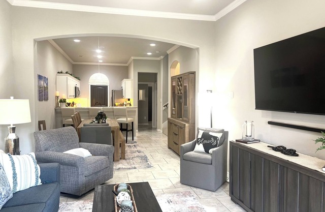 4 king bedrooms and 4 baths - just 15 min to A&M - 1-2 miles to 35 restaurants!