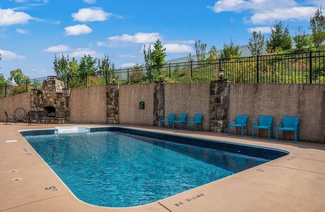 4 King beds! Private, Heated Pool! Theater Room! Game Room! Bunks!!