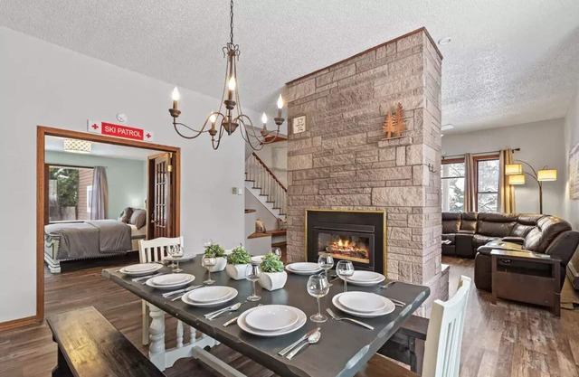 4 king beds, walk to restaurants, ideal for groups, gondola view, HUGE game room
