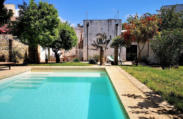 4 km vom Meer: Design-Altstadthaus mit Pool